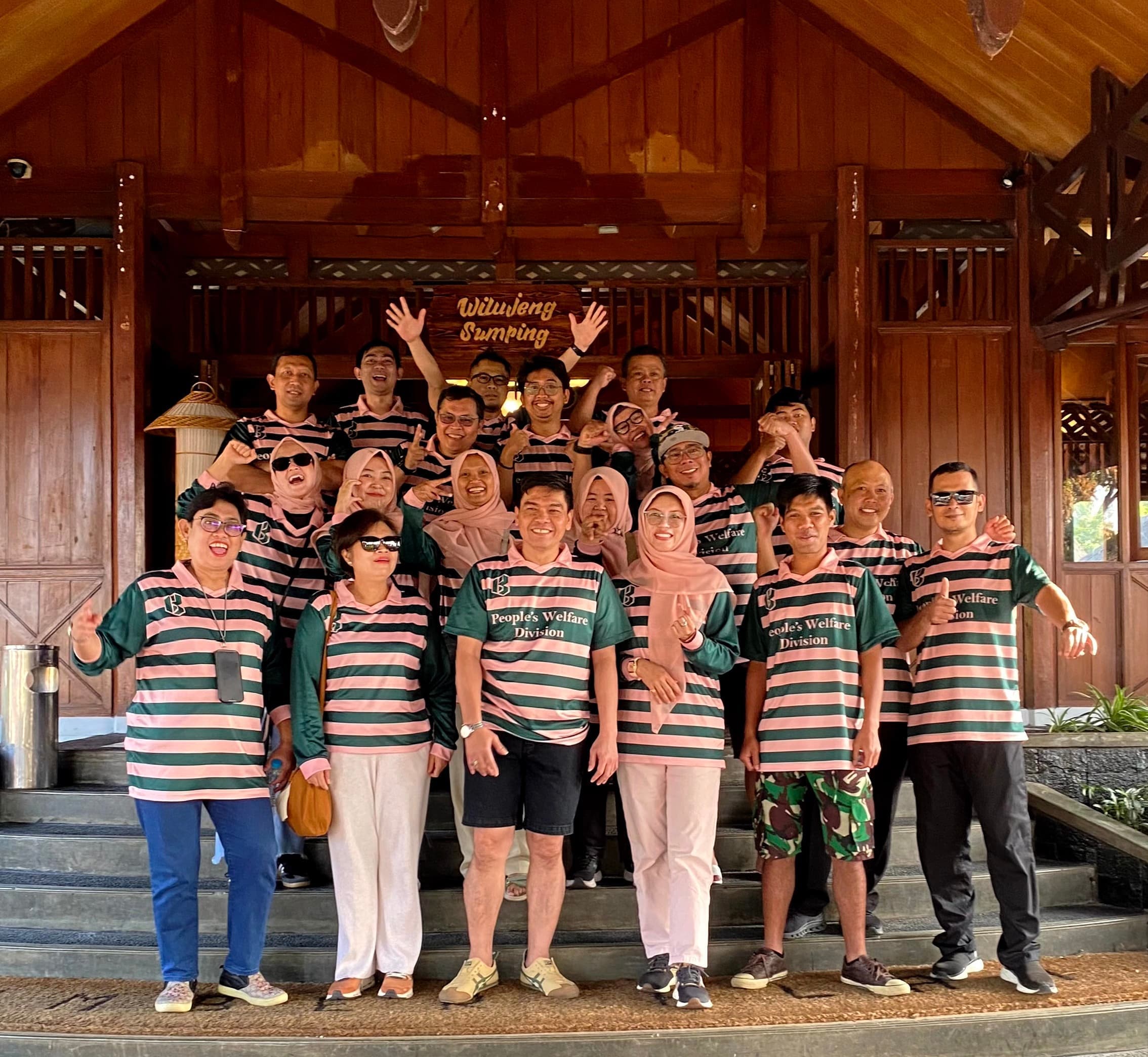 Foto bareng tim di basecamp